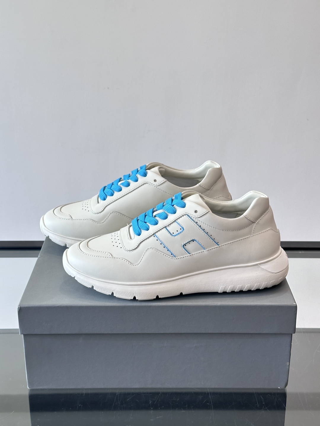 Hogan全新系列低帮运动鞋！此款男鞋延续了经典设计，增添外腰侧边全皮H字母，打造兼具个性炫酷与当代都市
