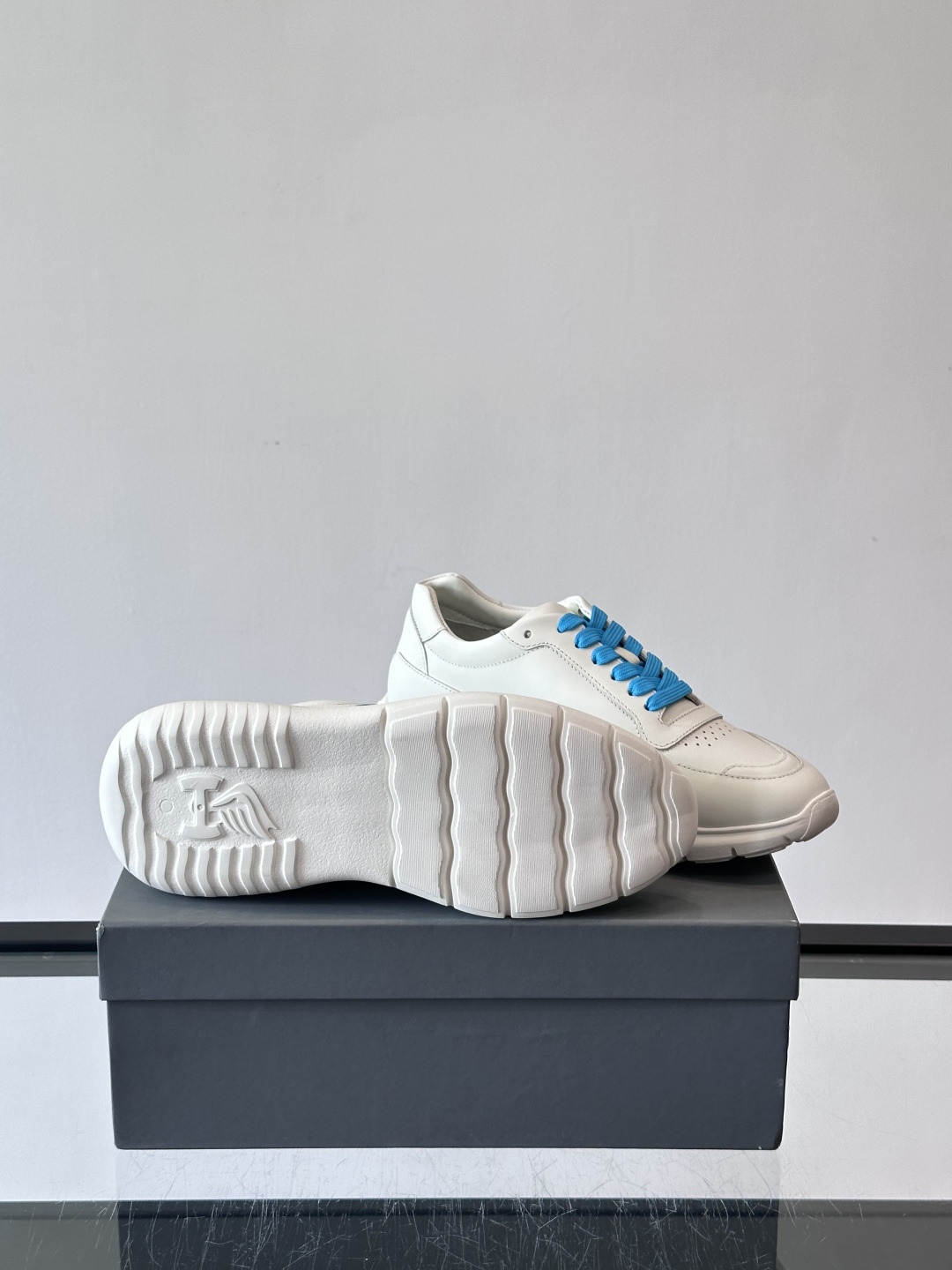 Hogan全新系列低帮运动鞋！此款男鞋延续了经典设计，增添外腰侧边全皮H字母，打造兼具个性炫酷与当代都市