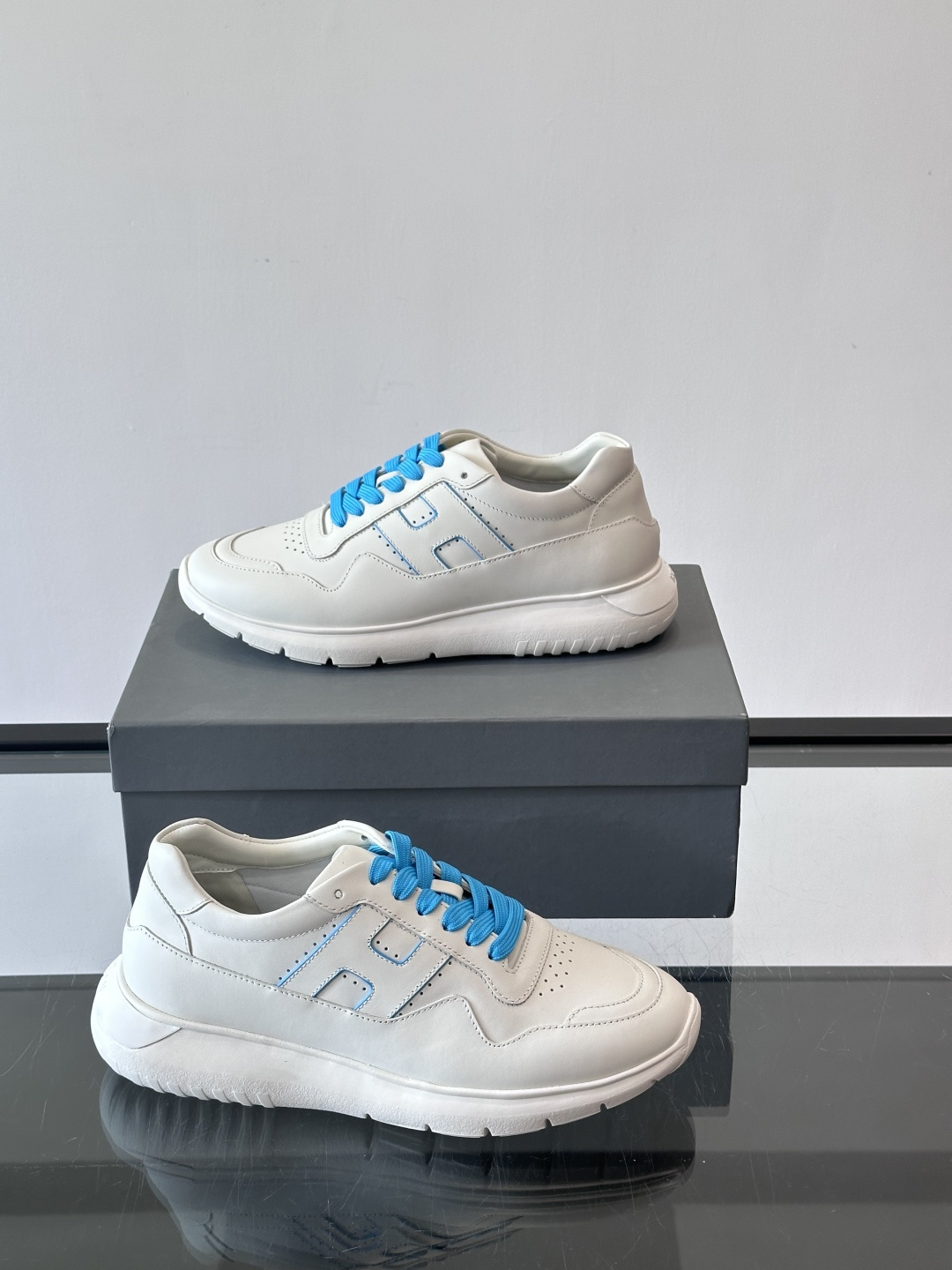 Hogan全新系列低帮运动鞋！此款男鞋延续了经典设计，增添外腰侧边全皮H字母，打造兼具个性炫酷与当代都市