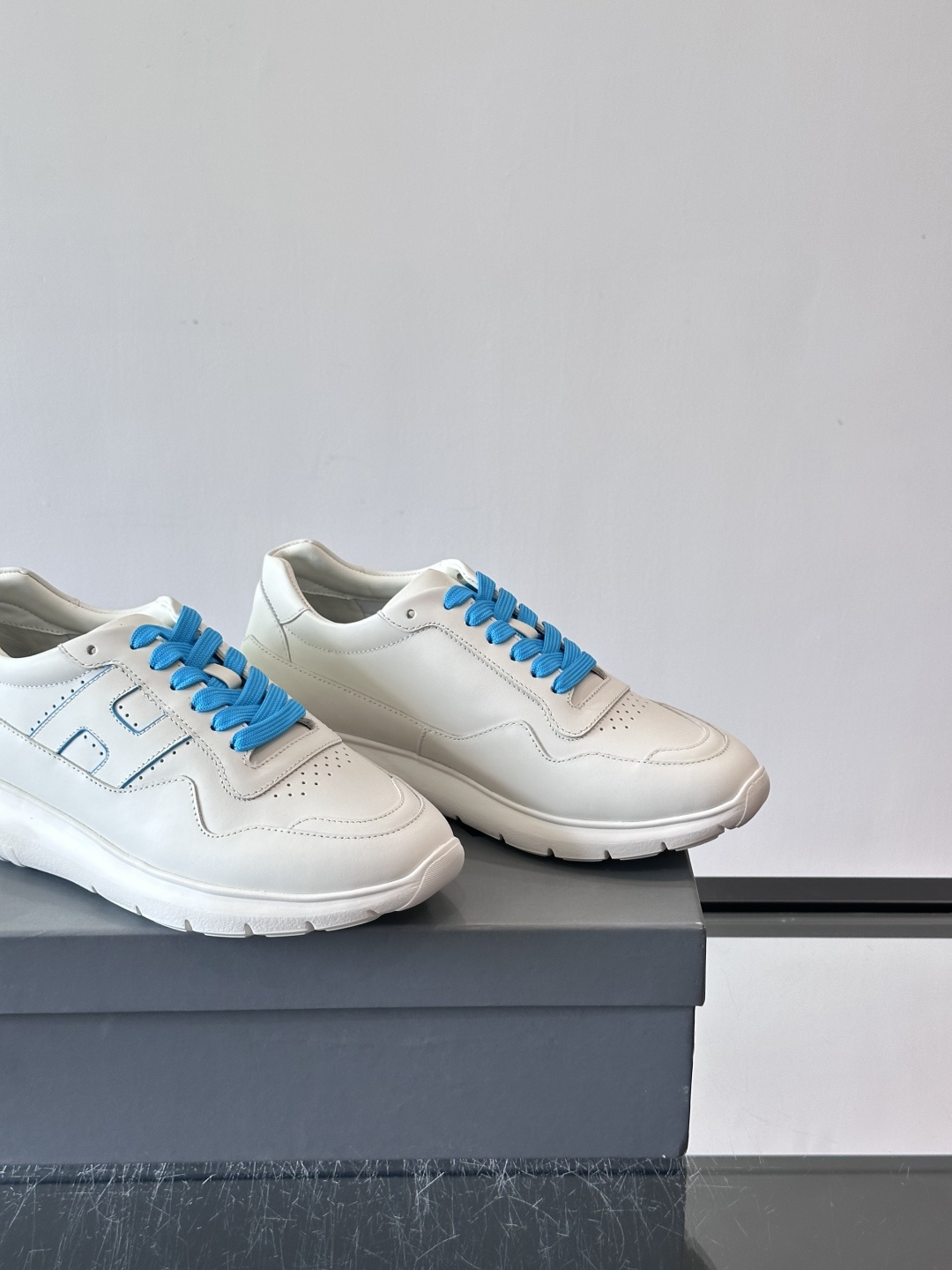 Hogan全新系列低帮运动鞋！此款男鞋延续了经典设计，增添外腰侧边全皮H字母，打造兼具个性炫酷与当代都市