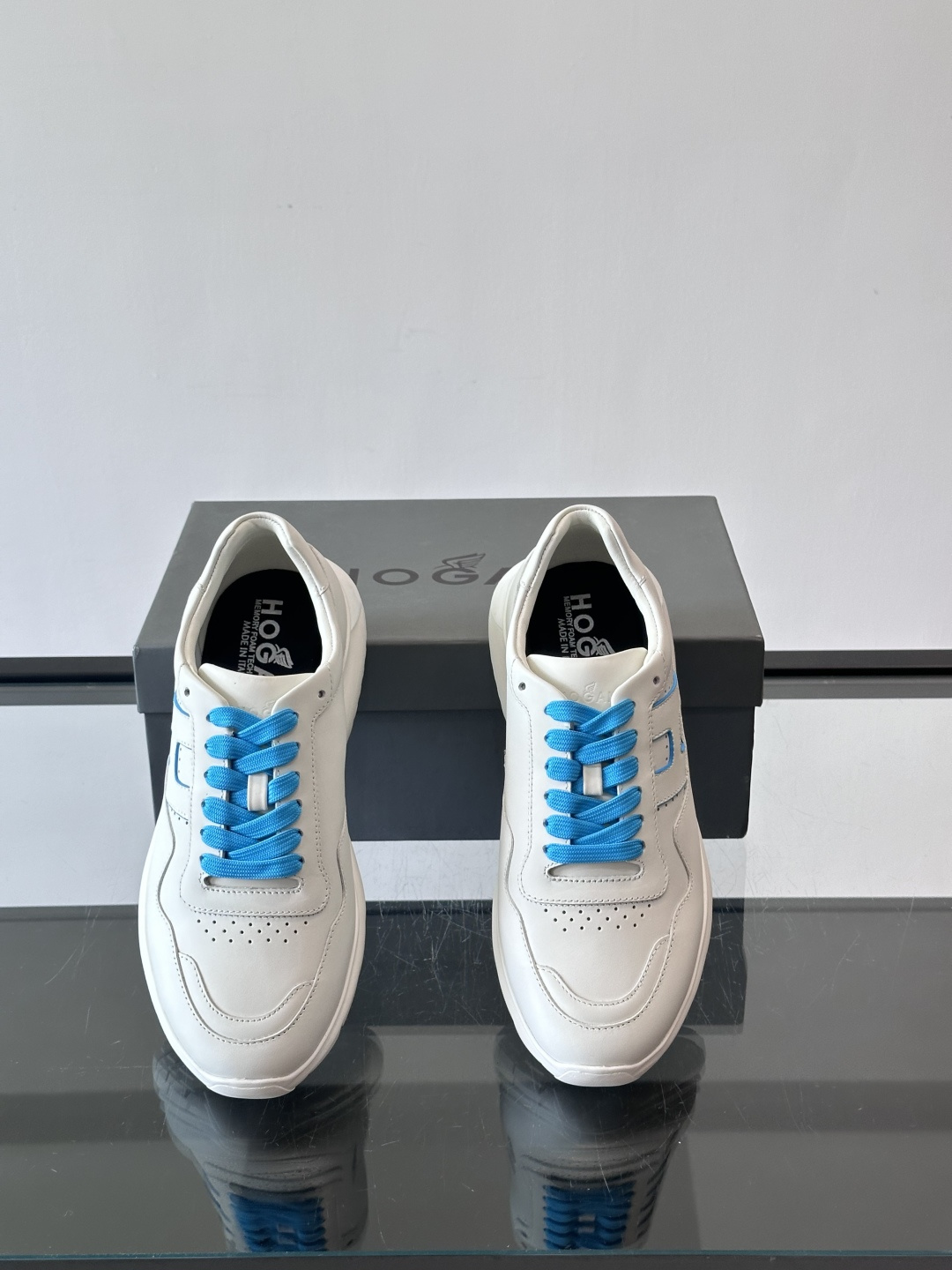 Hogan全新系列低帮运动鞋！此款男鞋延续了经典设计，增添外腰侧边全皮H字母，打造兼具个性炫酷与当代都市