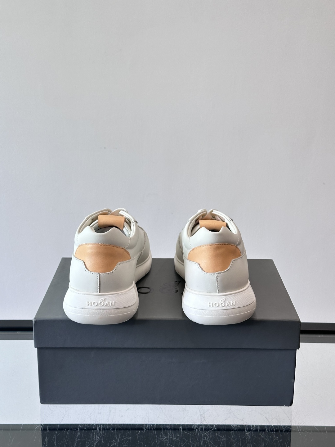 Hogan全新系列低帮运动鞋！此款男鞋延续了经典设计，增添外腰侧边全皮H字母，打造兼具个性炫酷与当代都市