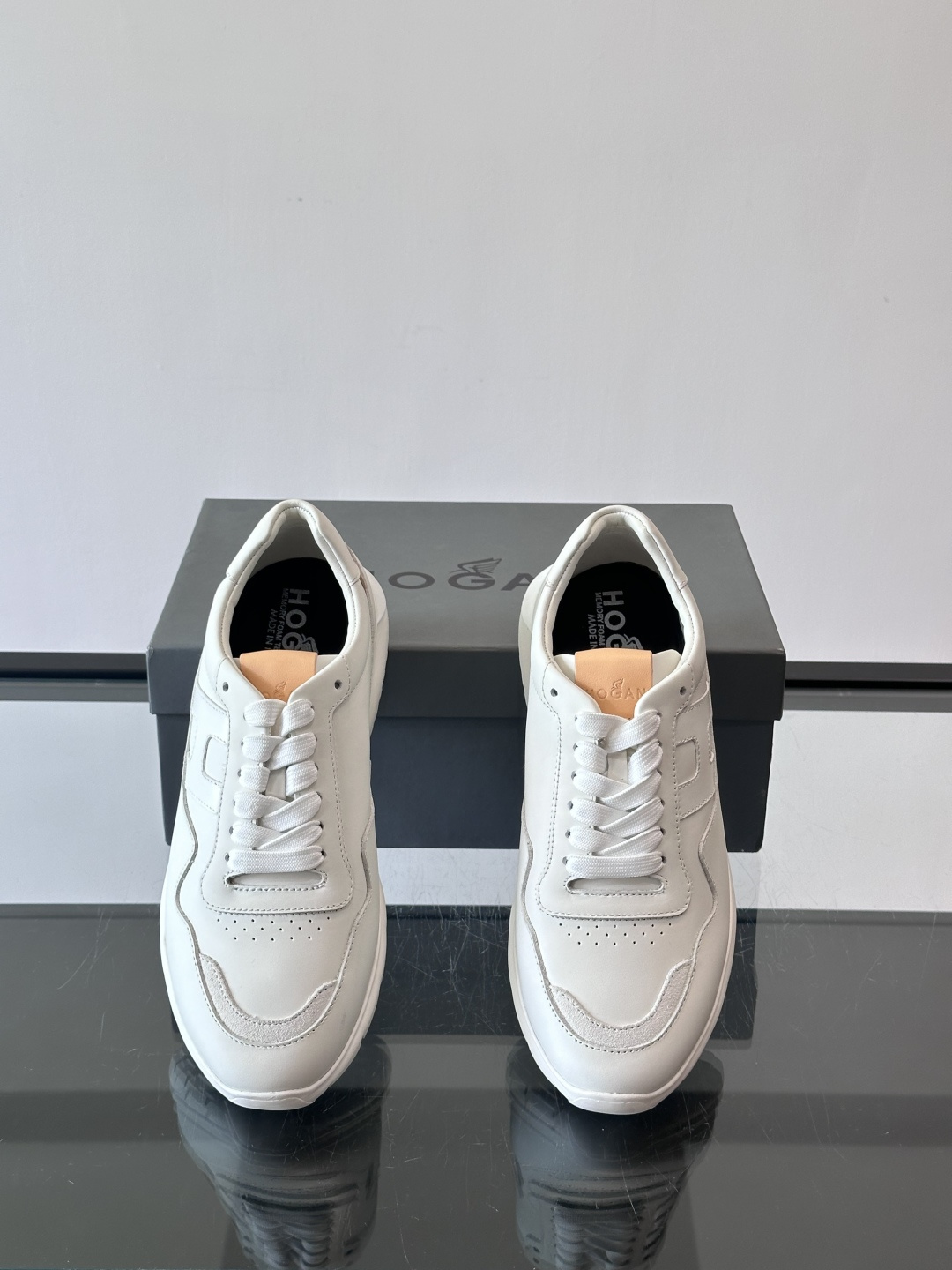 Hogan全新系列低帮运动鞋！此款男鞋延续了经典设计，增添外腰侧边全皮H字母，打造兼具个性炫酷与当代都市