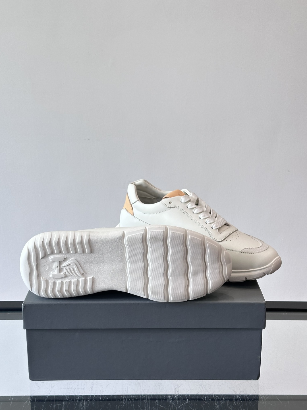 Hogan全新系列低帮运动鞋！此款男鞋延续了经典设计，增添外腰侧边全皮H字母，打造兼具个性炫酷与当代都市