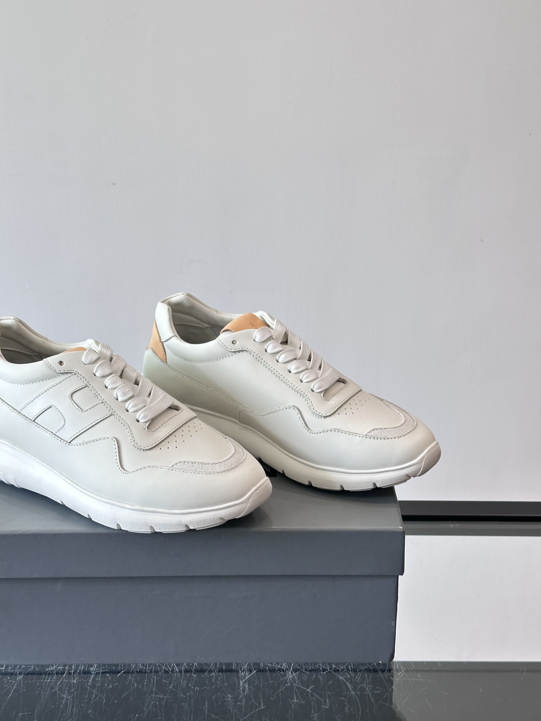 Hogan全新系列低帮运动鞋！此款男鞋延续了经典设计，增添外腰侧边全皮H字母，打造兼具个性炫酷与当代都市