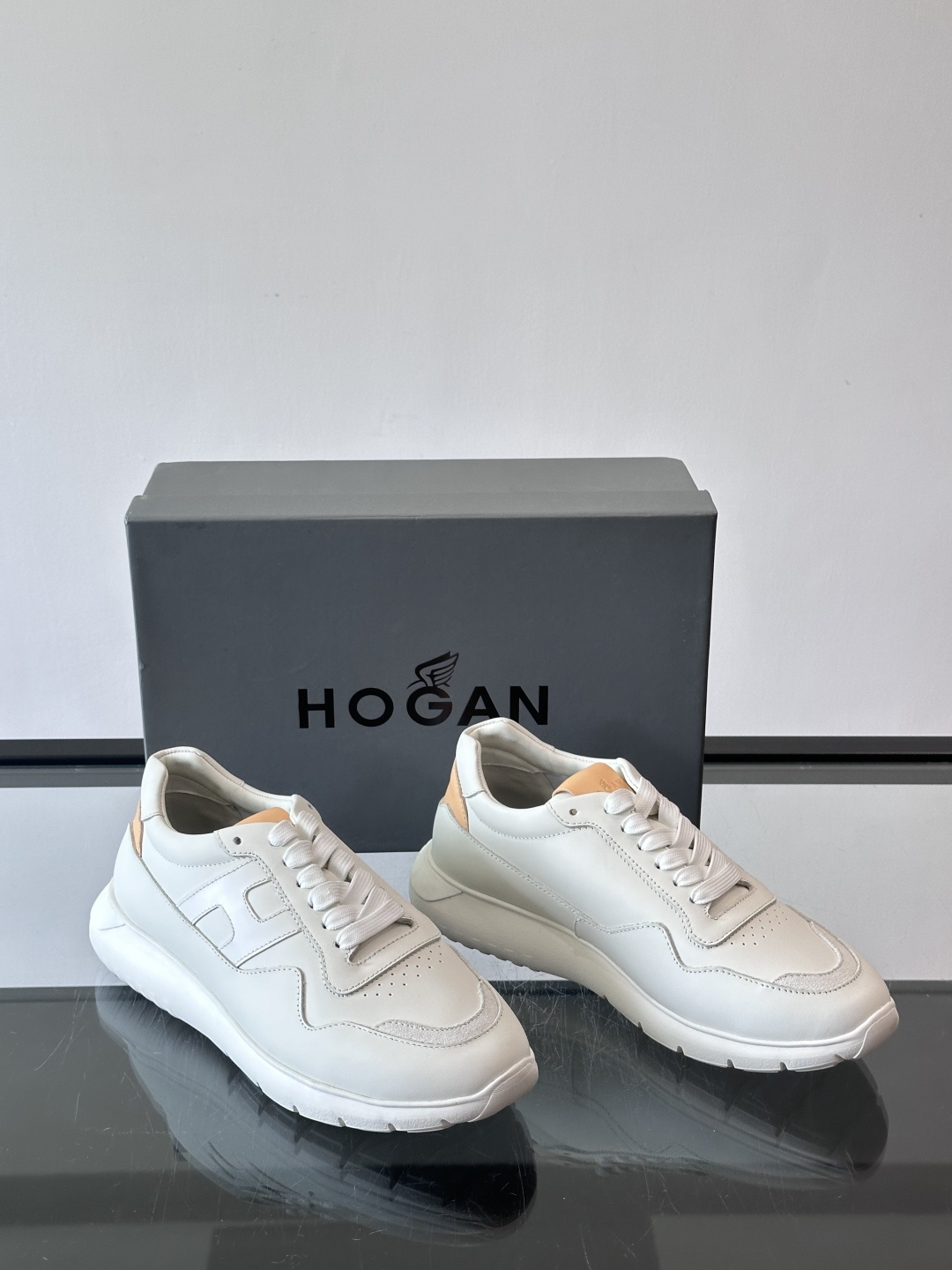 Hogan全新系列低帮运动鞋！此款男鞋延续了经典设计，增添外腰侧边全皮H字母，打造兼具个性炫酷与当代都市