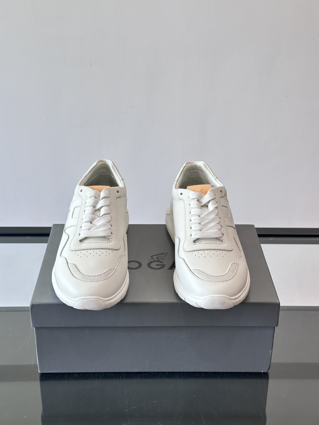 Hogan全新系列低帮运动鞋！此款男鞋延续了经典设计，增添外腰侧边全皮H字母，打造兼具个性炫酷与当代都市