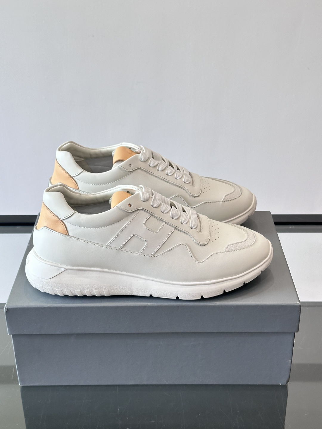 Hogan全新系列低帮运动鞋！此款男鞋延续了经典设计，增添外腰侧边全皮H字母，打造兼具个性炫酷与当代都市
