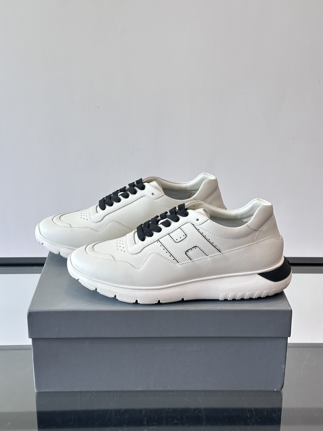 Hogan全新系列低帮运动鞋！此款男鞋延续了经典设计，增添外腰侧边全皮H字母，打造兼具个性炫酷与当代都市