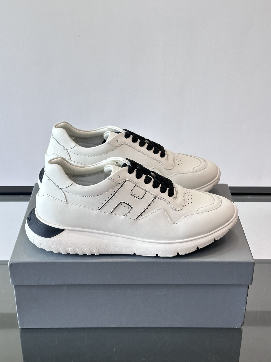 Hogan全新系列低帮运动鞋！此款男鞋延续了经典设计，增添外腰侧边全皮H字母，打造兼具个性炫酷与当代都市
