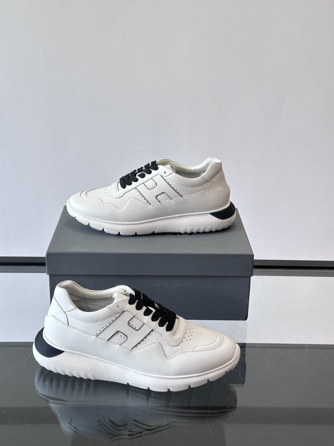 Hogan全新系列低帮运动鞋！此款男鞋延续了经典设计，增添外腰侧边全皮H字母，打造兼具个性炫酷与当代都市