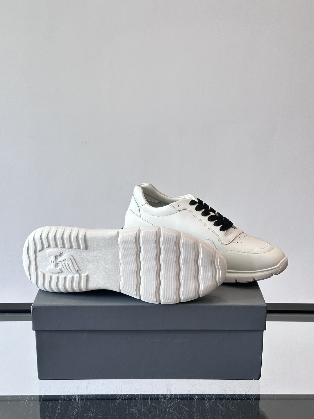 Hogan全新系列低帮运动鞋！此款男鞋延续了经典设计，增添外腰侧边全皮H字母，打造兼具个性炫酷与当代都市