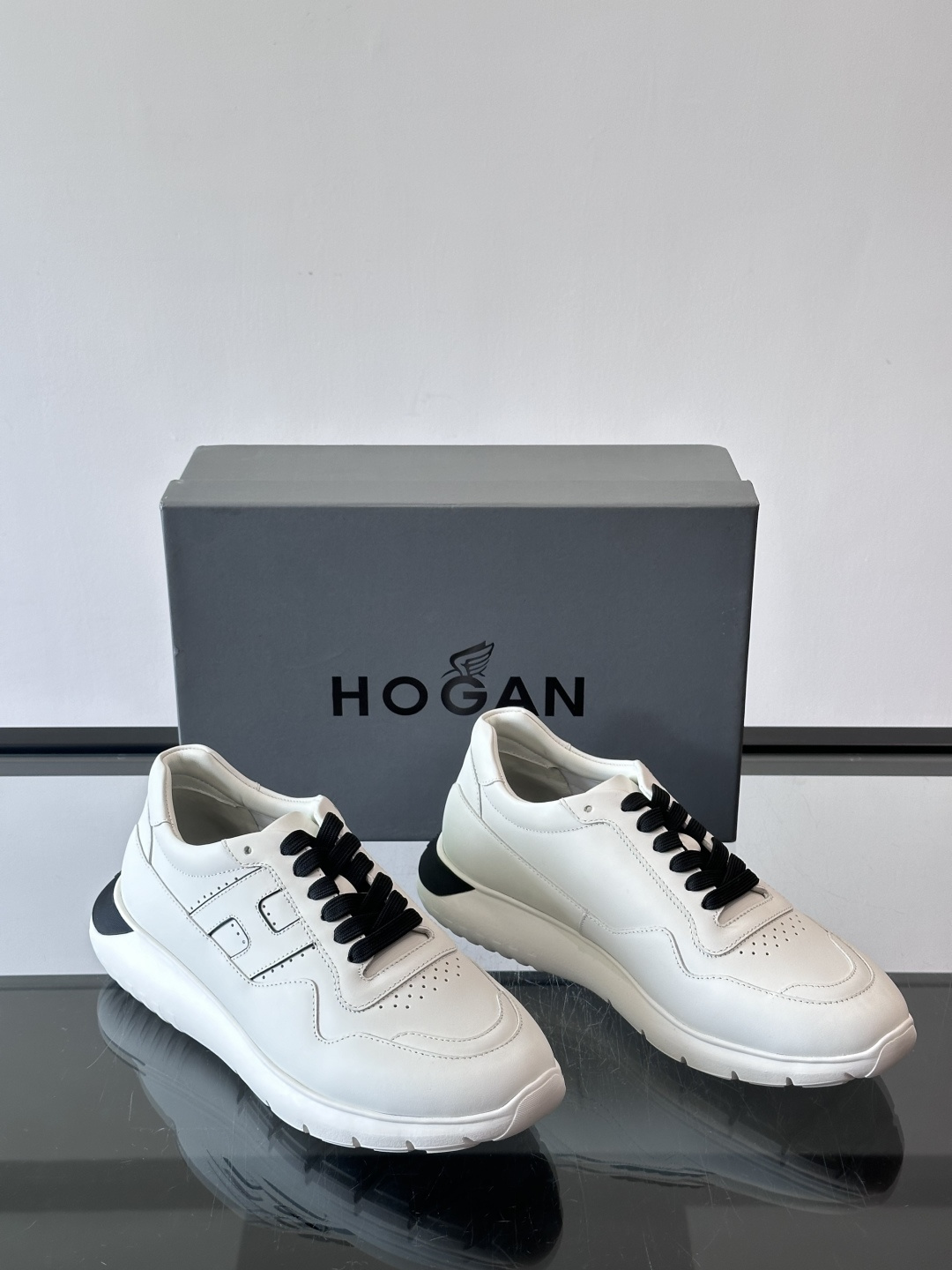 Hogan全新系列低帮运动鞋！此款男鞋延续了经典设计，增添外腰侧边全皮H字母，打造兼具个性炫酷与当代都市