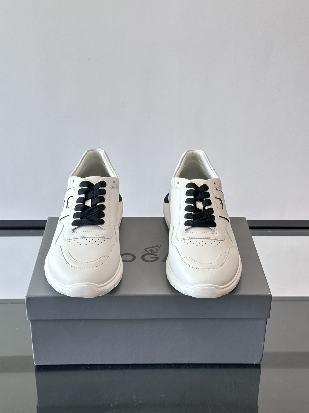 Hogan全新系列低帮运动鞋！此款男鞋延续了经典设计，增添外腰侧边全皮H字母，打造兼具个性炫酷与当代都市