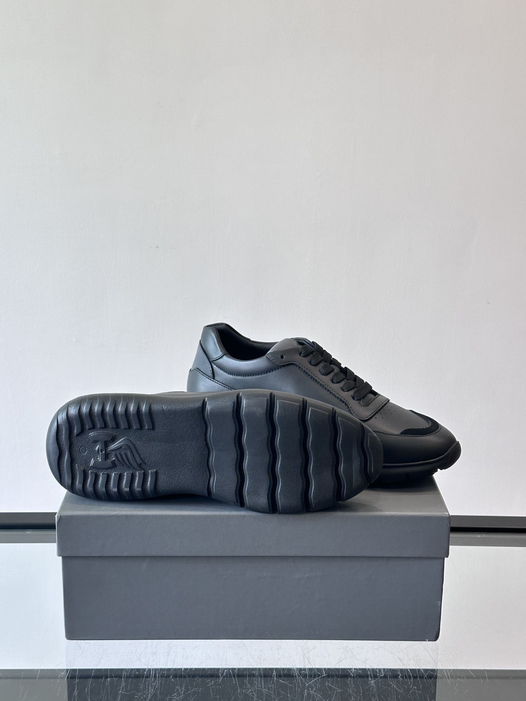 Hogan全新系列低帮运动鞋！此款男鞋延续了经典设计，增添外腰侧边全皮H字母，打造兼具个性炫酷与当代都市