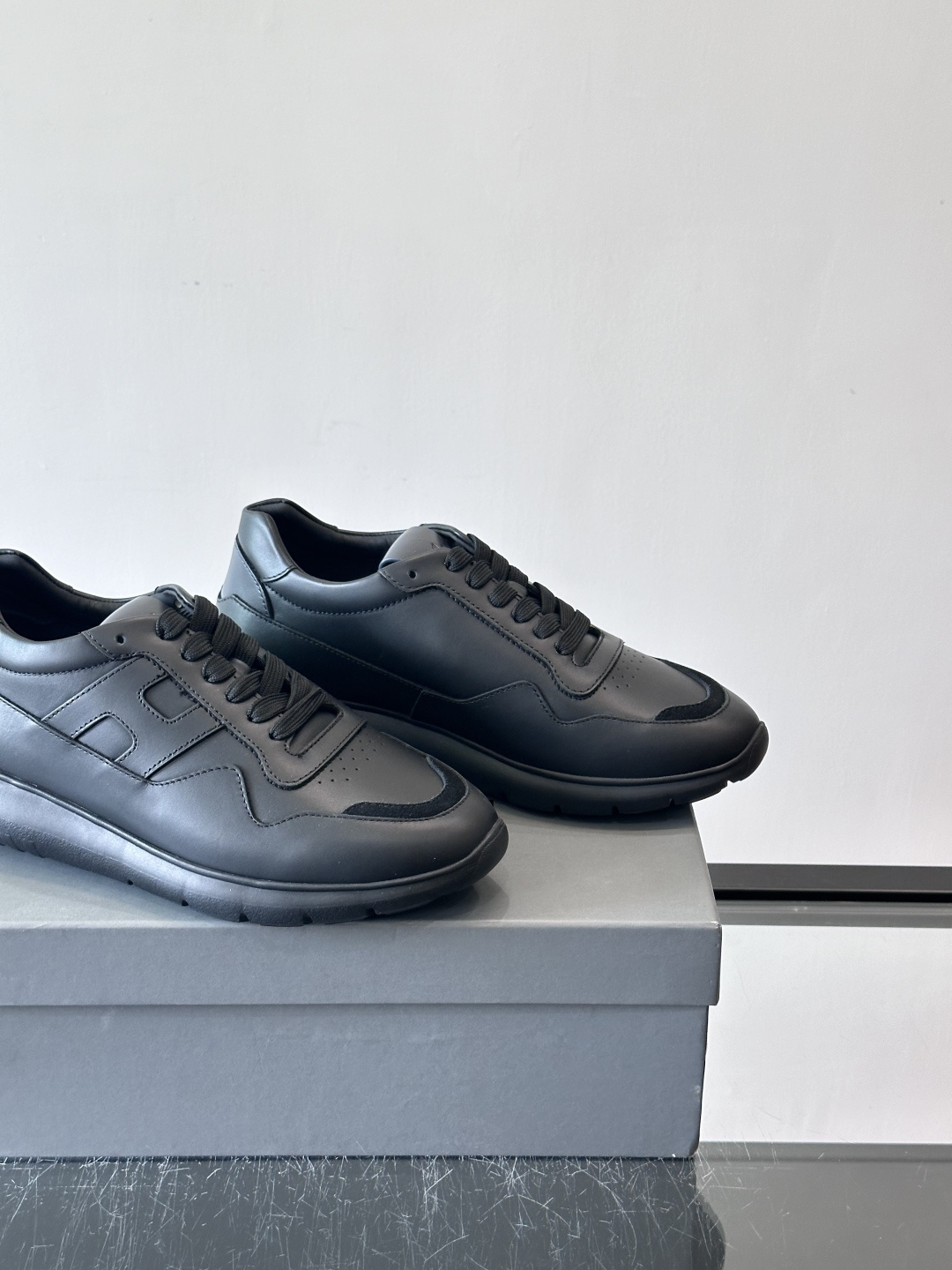 Hogan全新系列低帮运动鞋！此款男鞋延续了经典设计，增添外腰侧边全皮H字母，打造兼具个性炫酷与当代都市