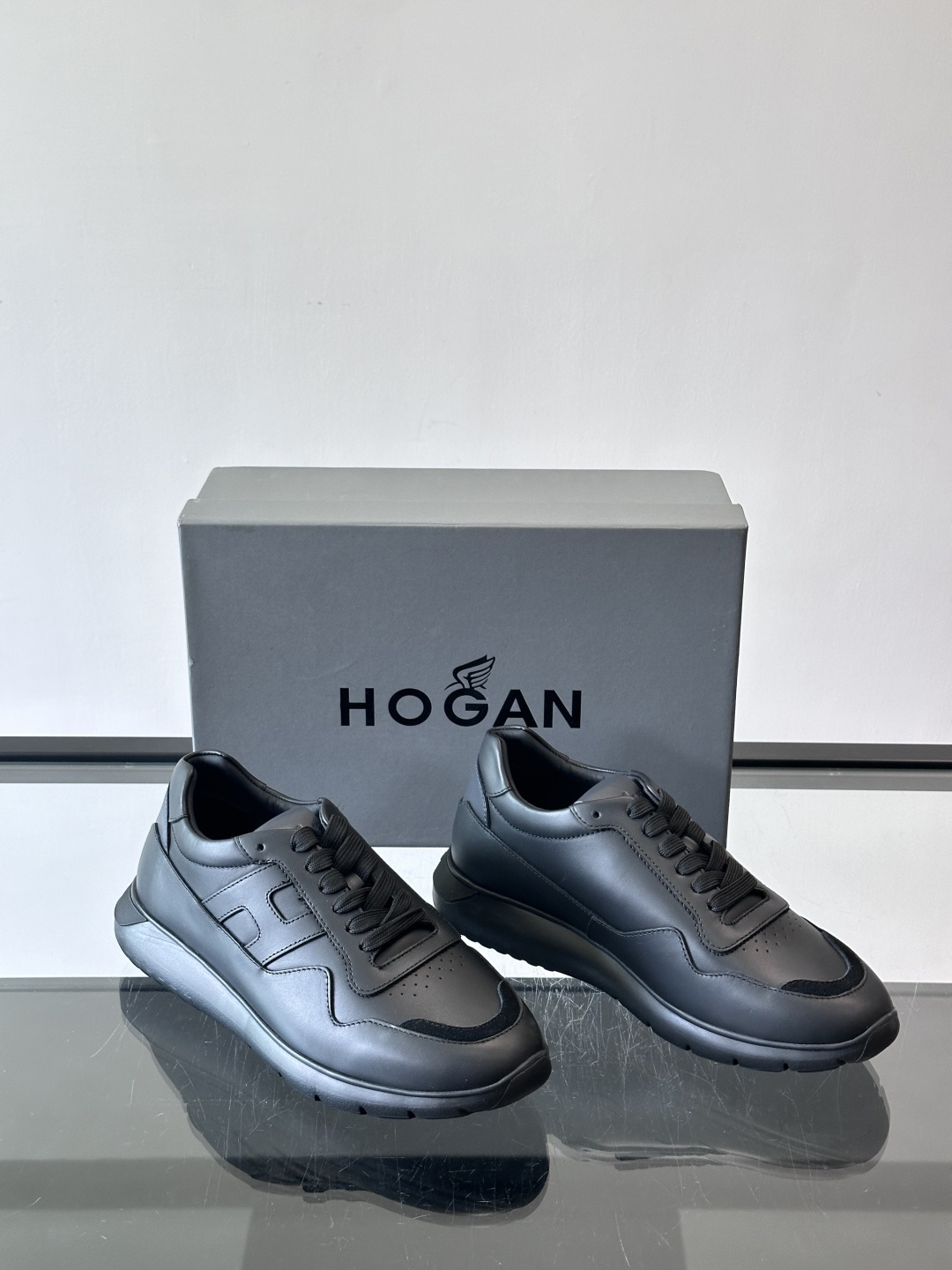 Hogan全新系列低帮运动鞋！此款男鞋延续了经典设计，增添外腰侧边全皮H字母，打造兼具个性炫酷与当代都市