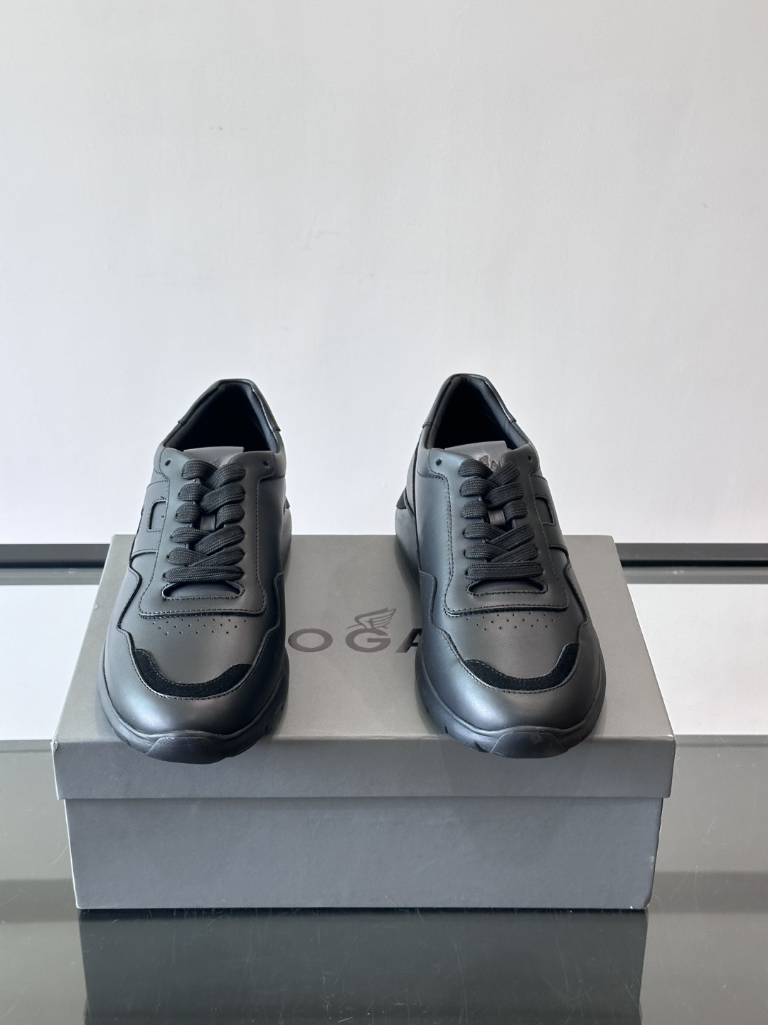 Hogan全新系列低帮运动鞋！此款男鞋延续了经典设计，增添外腰侧边全皮H字母，打造兼具个性炫酷与当代都市