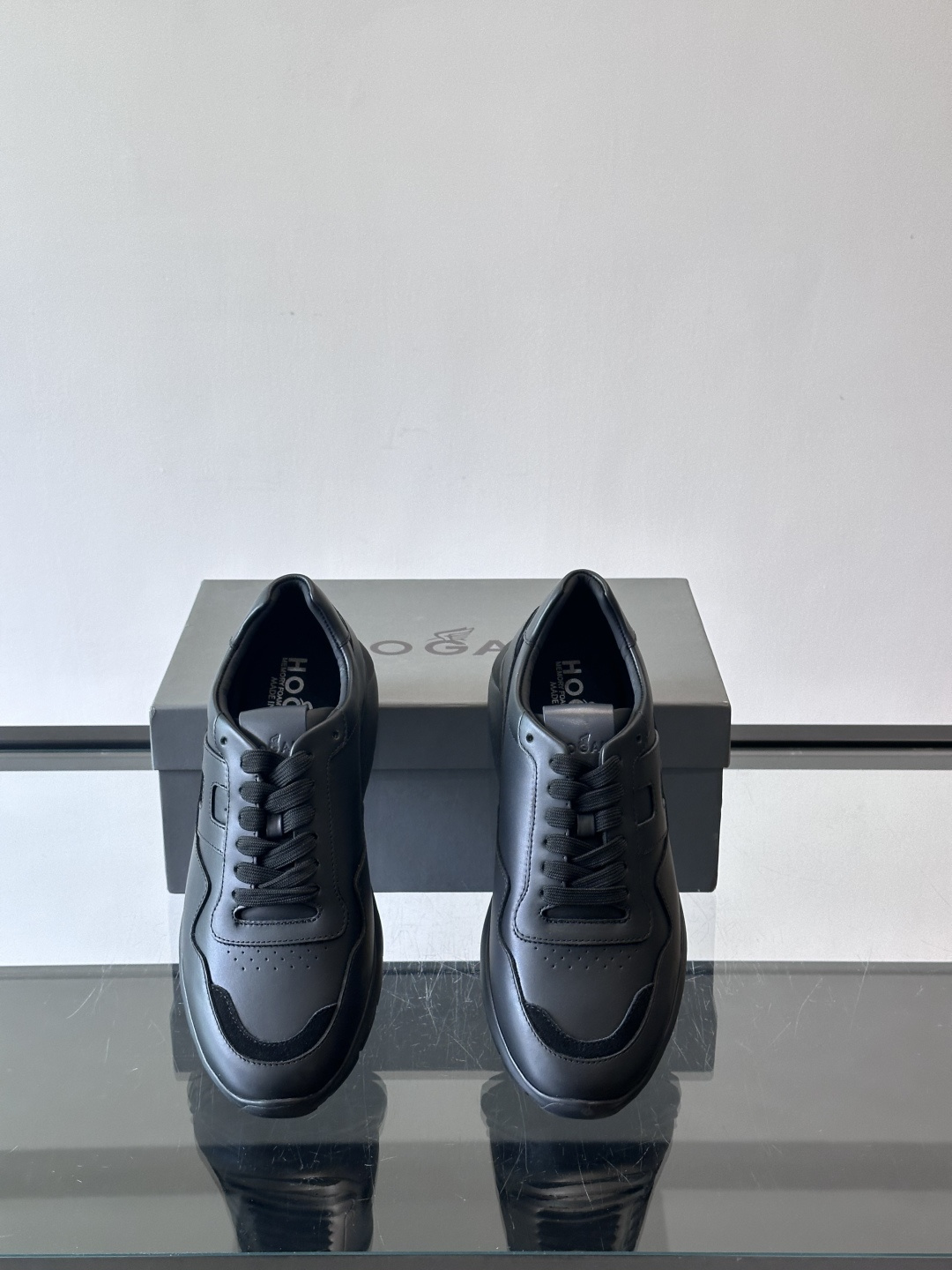 Hogan全新系列低帮运动鞋！此款男鞋延续了经典设计，增添外腰侧边全皮H字母，打造兼具个性炫酷与当代都市