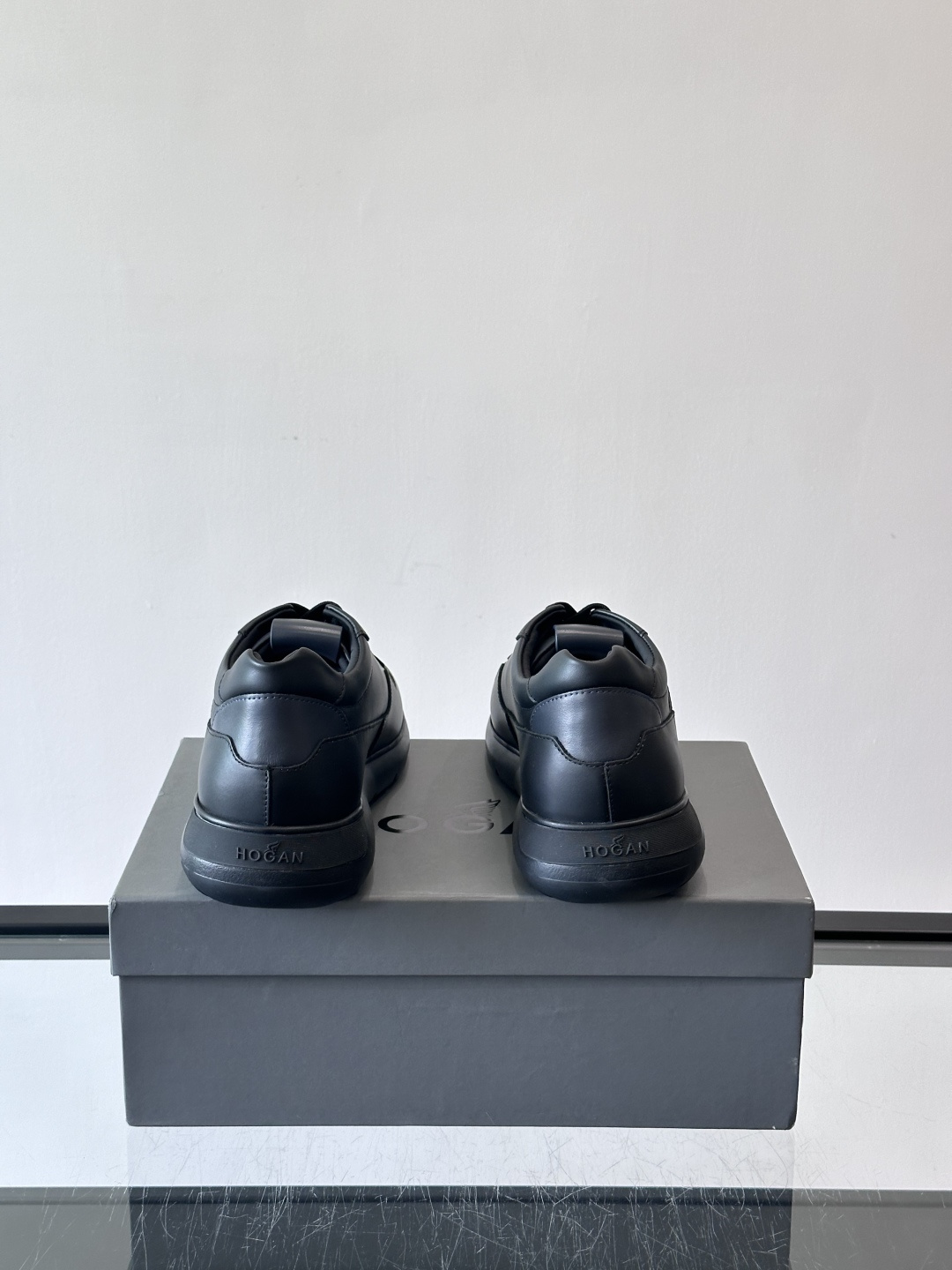 Hogan全新系列低帮运动鞋！此款男鞋延续了经典设计，增添外腰侧边全皮H字母，打造兼具个性炫酷与当代都市