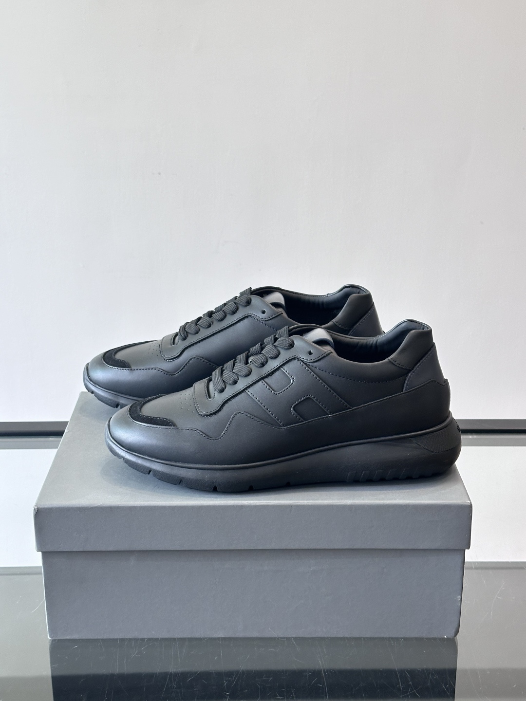 Hogan全新系列低帮运动鞋！此款男鞋延续了经典设计，增添外腰侧边全皮H字母，打造兼具个性炫酷与当代都市