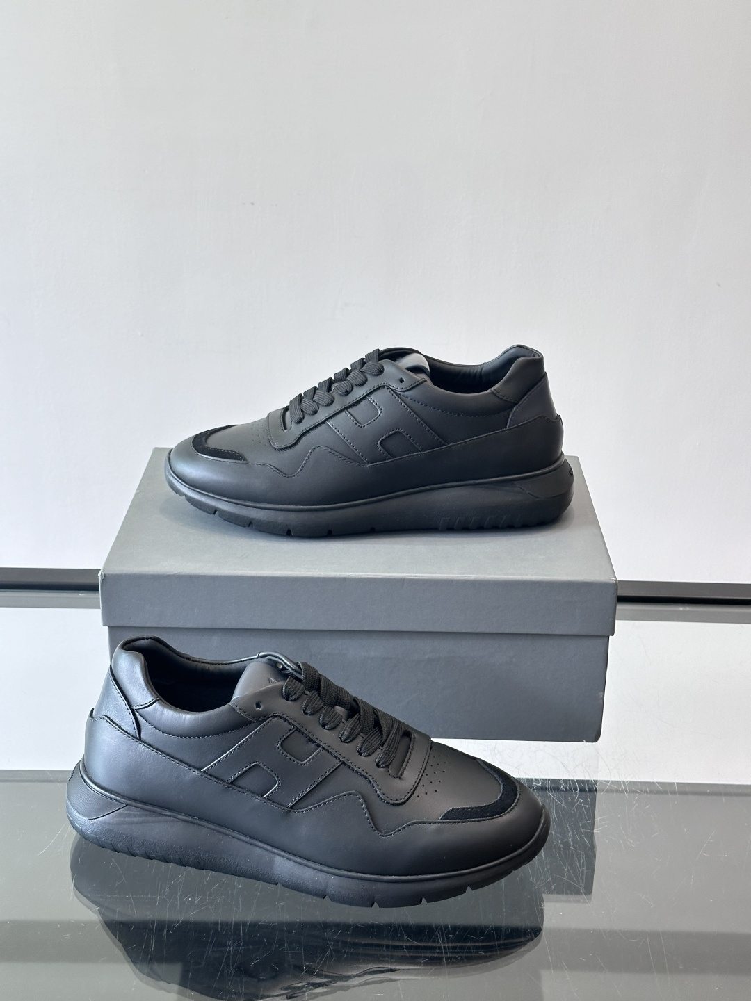 Hogan全新系列低帮运动鞋！此款男鞋延续了经典设计，增添外腰侧边全皮H字母，打造兼具个性炫酷与当代都市