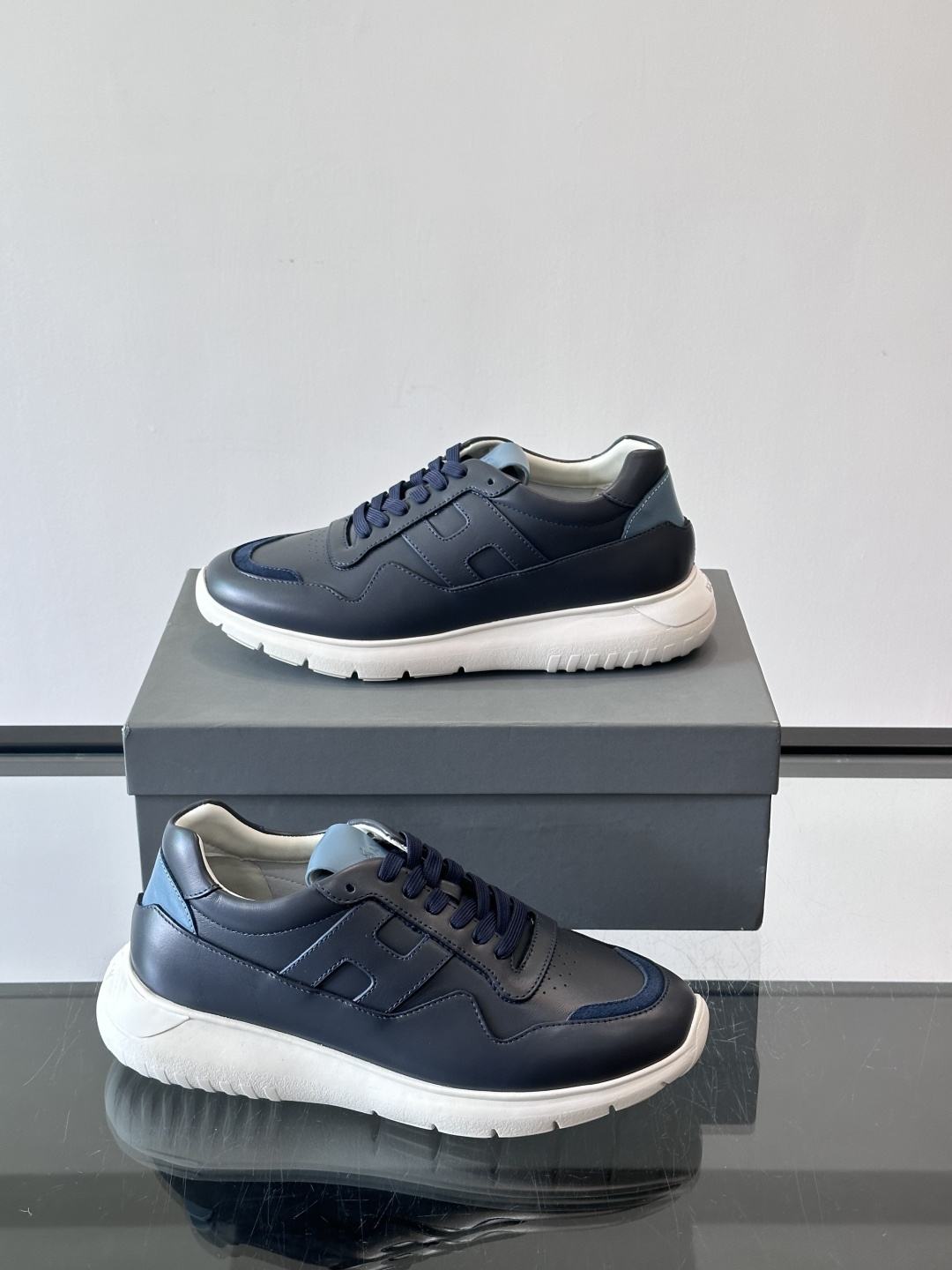 Hogan全新系列低帮运动鞋！此款男鞋延续了经典设计，增添外腰侧边全皮H字母，打造兼具个性炫酷与当代都市