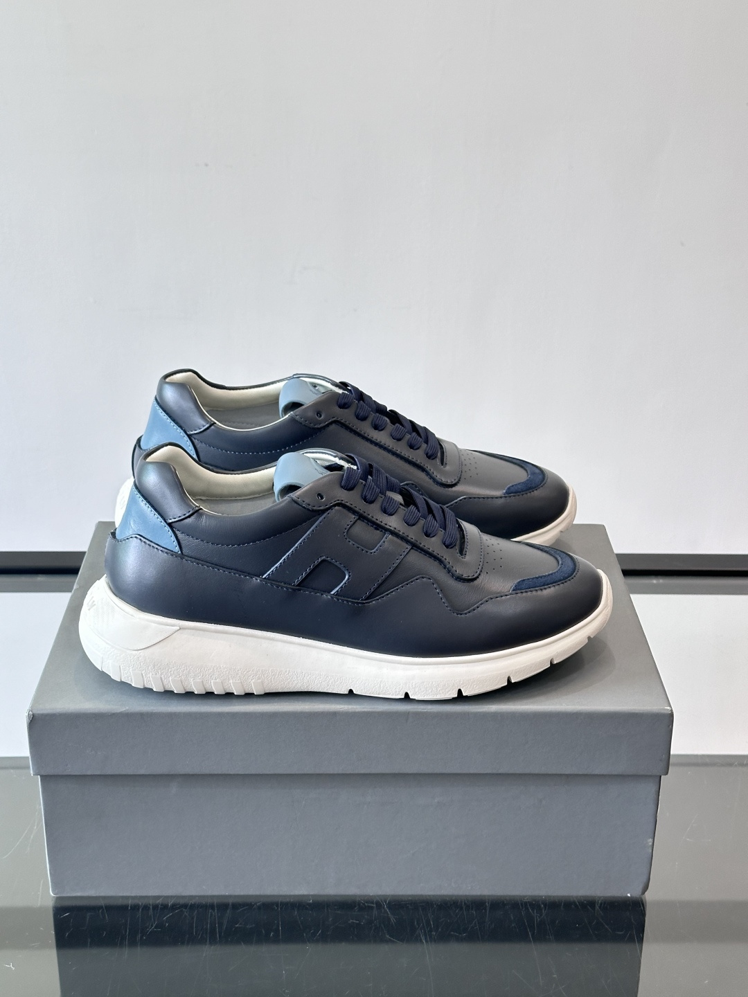 Hogan全新系列低帮运动鞋！此款男鞋延续了经典设计，增添外腰侧边全皮H字母，打造兼具个性炫酷与当代都市