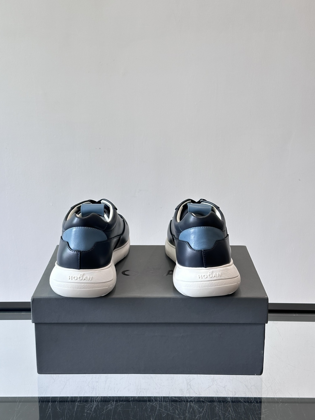 Hogan全新系列低帮运动鞋！此款男鞋延续了经典设计，增添外腰侧边全皮H字母，打造兼具个性炫酷与当代都市