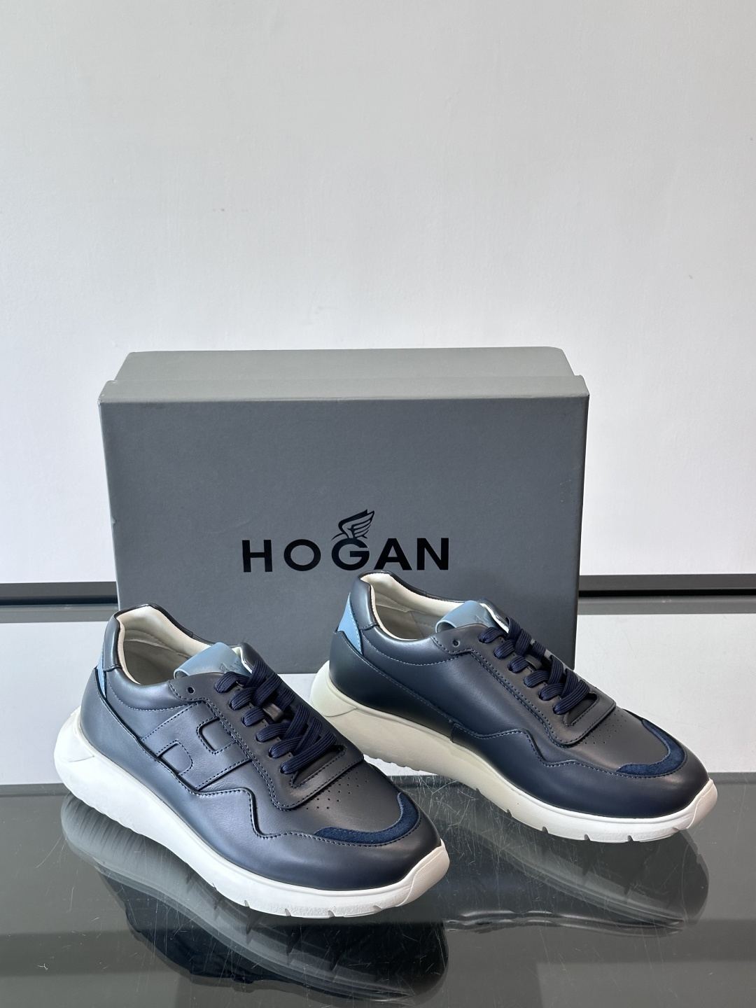 Hogan全新系列低帮运动鞋！此款男鞋延续了经典设计，增添外腰侧边全皮H字母，打造兼具个性炫酷与当代都市