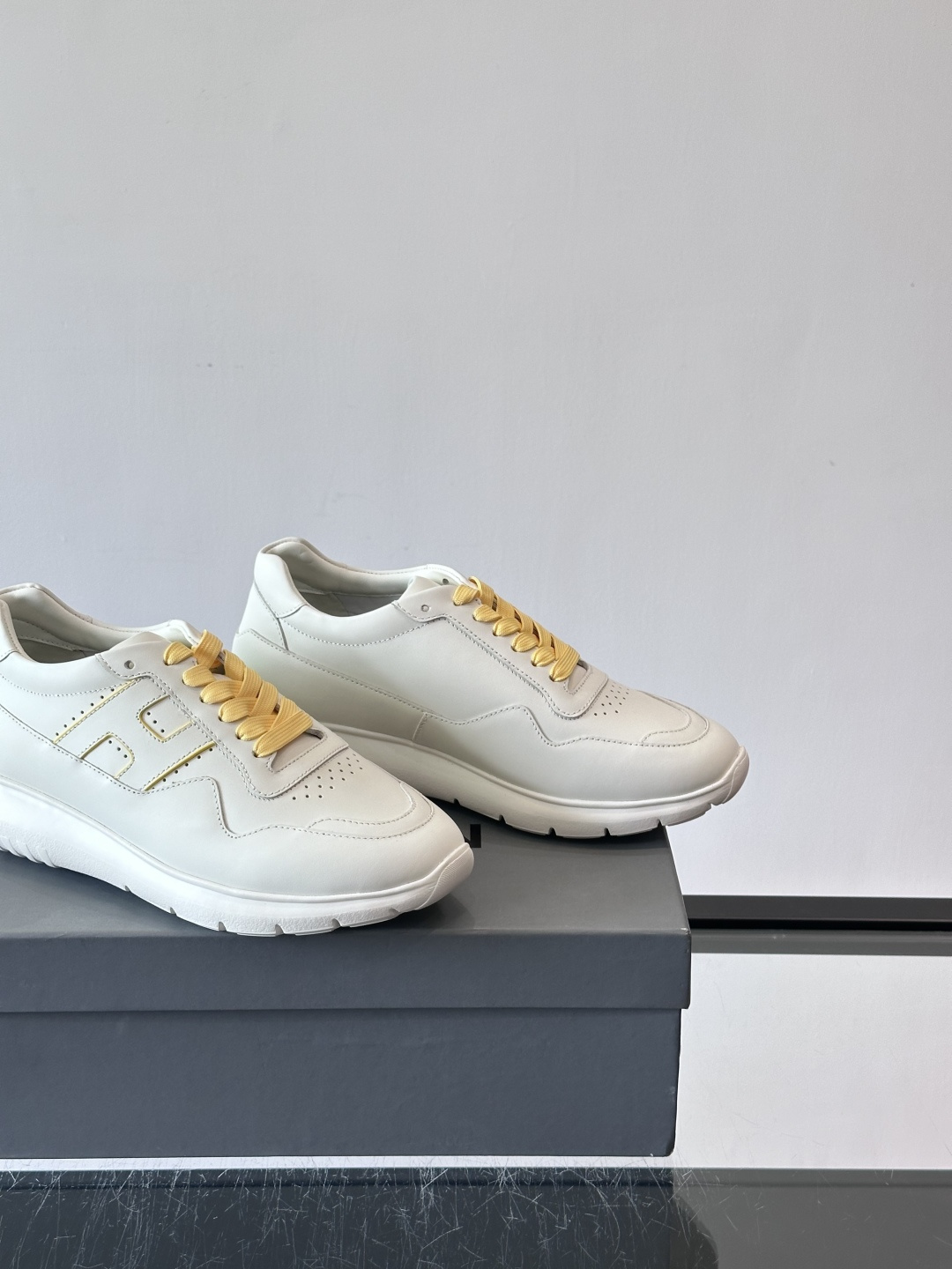 Hogan全新系列低帮运动鞋！此款男鞋延续了经典设计，增添外腰侧边全皮H字母，打造兼具个性炫酷与当代都市