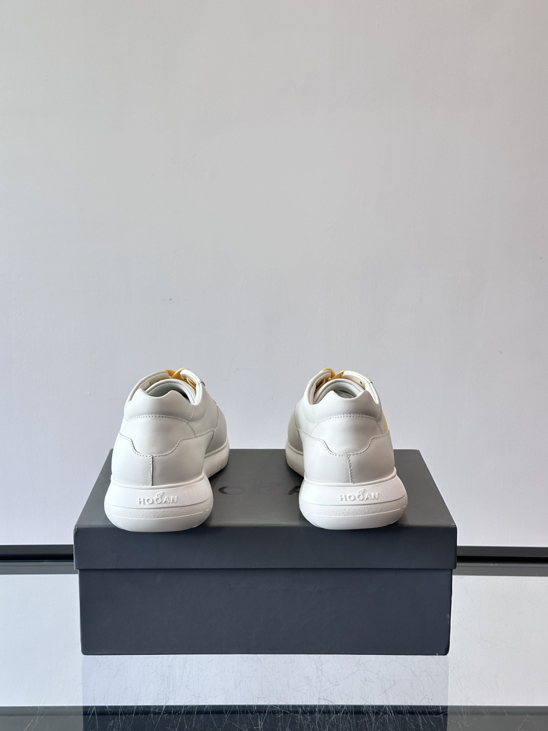 Hogan全新系列低帮运动鞋！此款男鞋延续了经典设计，增添外腰侧边全皮H字母，打造兼具个性炫酷与当代都市