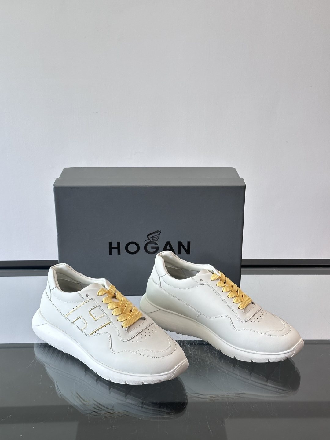 Hogan全新系列低帮运动鞋！此款男鞋延续了经典设计，增添外腰侧边全皮H字母，打造兼具个性炫酷与当代都市