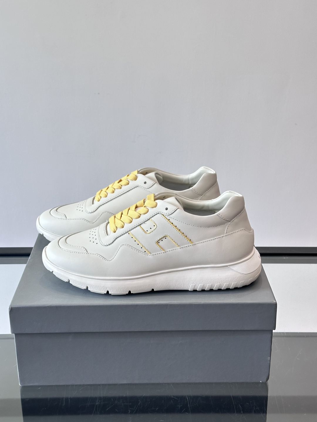 Hogan全新系列低帮运动鞋！此款男鞋延续了经典设计，增添外腰侧边全皮H字母，打造兼具个性炫酷与当代都市