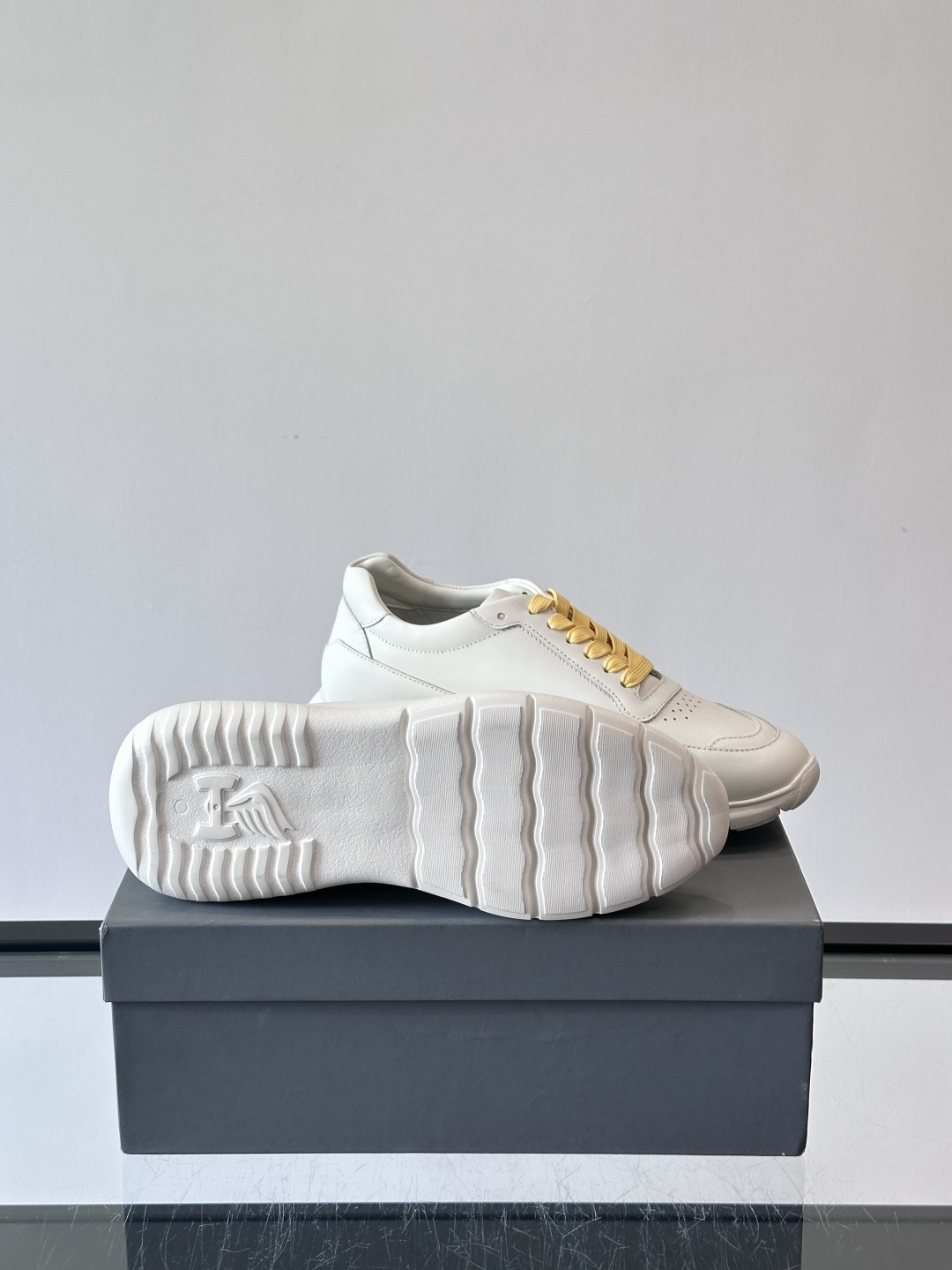 Hogan全新系列低帮运动鞋！此款男鞋延续了经典设计，增添外腰侧边全皮H字母，打造兼具个性炫酷与当代都市