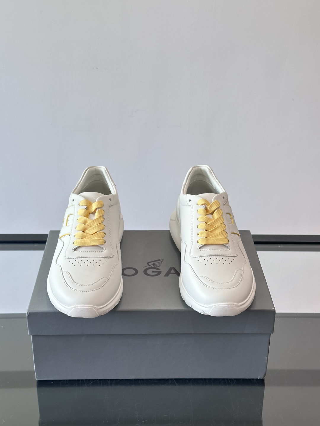 Hogan全新系列低帮运动鞋！此款男鞋延续了经典设计，增添外腰侧边全皮H字母，打造兼具个性炫酷与当代都市