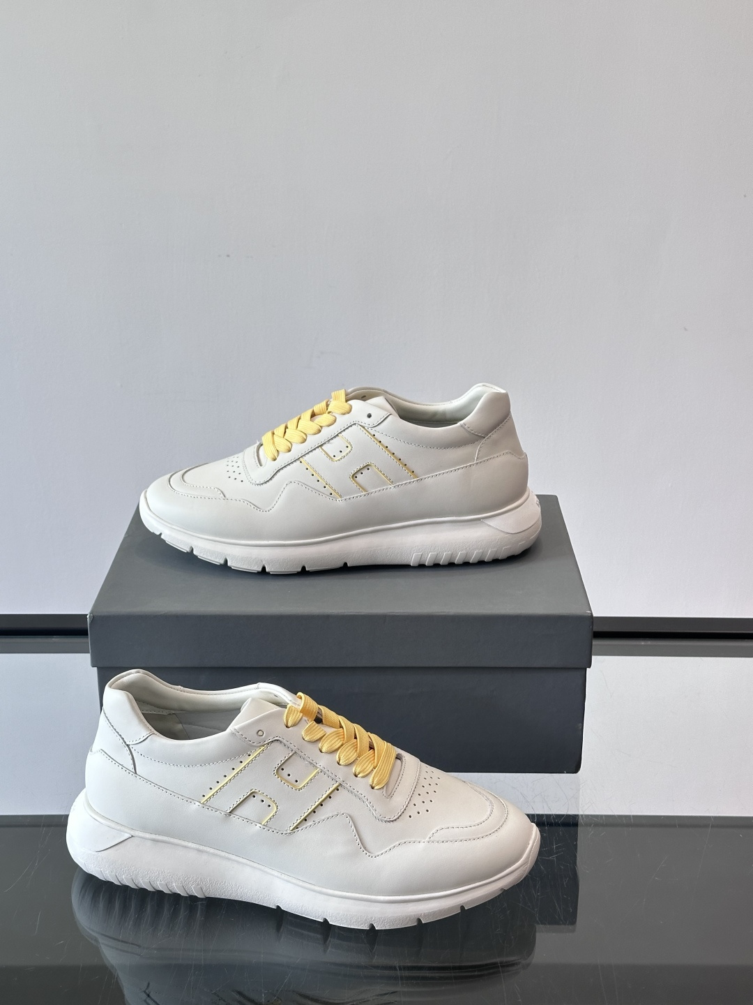 Hogan全新系列低帮运动鞋！此款男鞋延续了经典设计，增添外腰侧边全皮H字母，打造兼具个性炫酷与当代都市