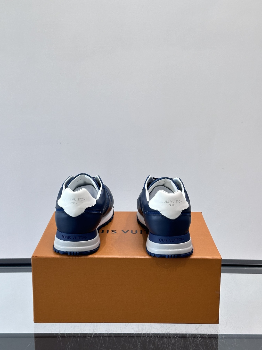 LV Run Away男士运动鞋，牛仔布+小牛皮拼接，经Monogram图案，深蓝白配色超百搭！橡胶鞋底