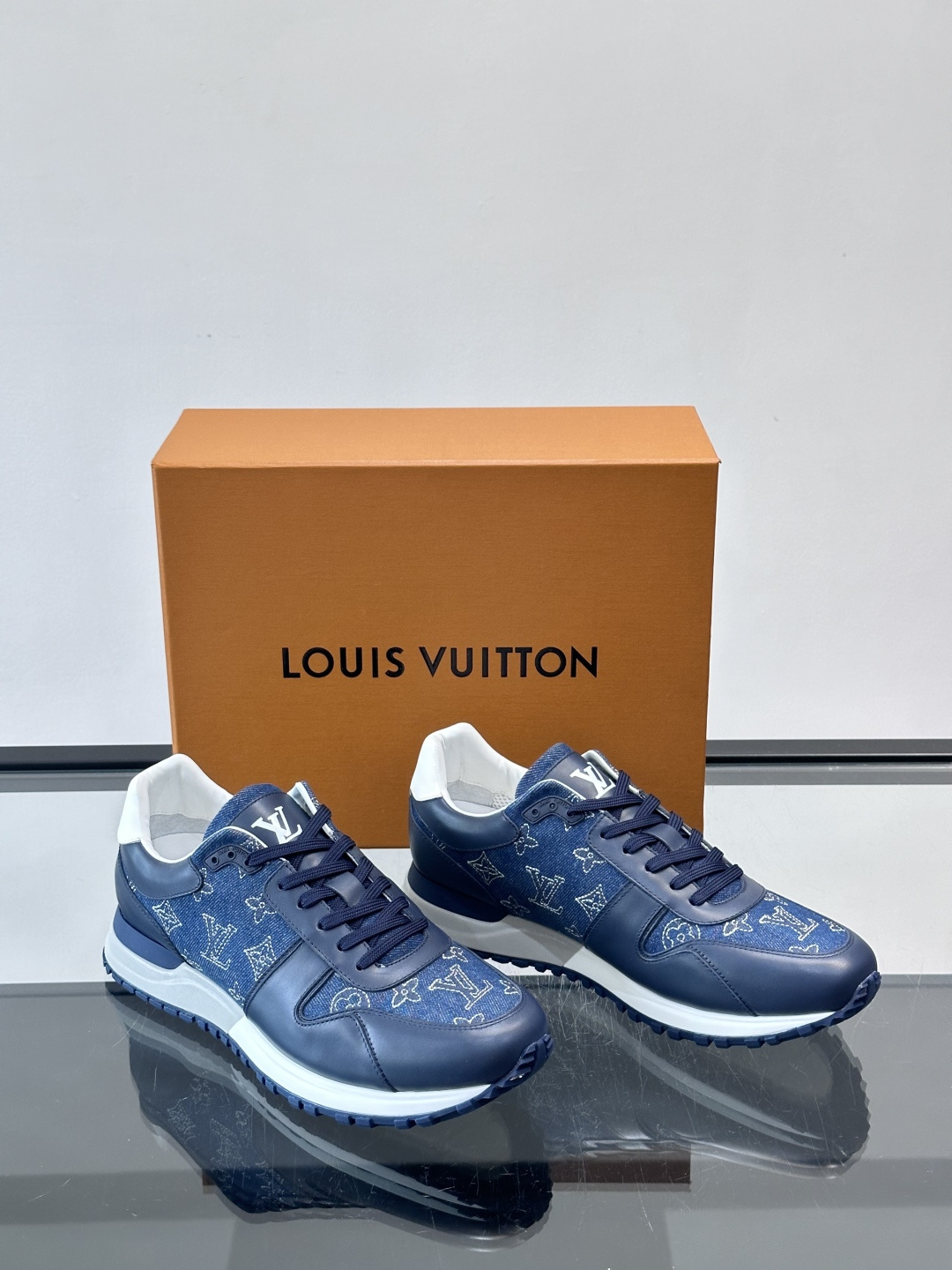 LV Run Away男士运动鞋，牛仔布+小牛皮拼接，经Monogram图案，深蓝白配色超百搭！橡胶鞋底