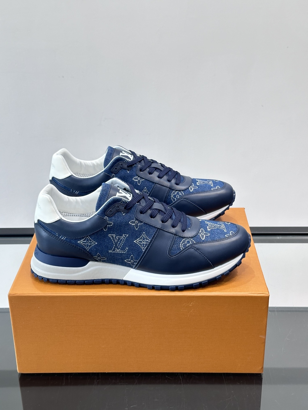 LV Run Away男士运动鞋，牛仔布+小牛皮拼接，经Monogram图案，深蓝白配色超百搭！橡胶鞋底