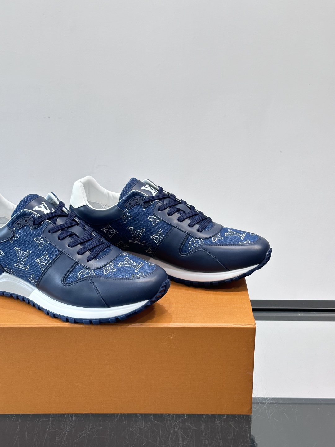 LV Run Away男士运动鞋，牛仔布+小牛皮拼接，经Monogram图案，深蓝白配色超百搭！橡胶鞋底