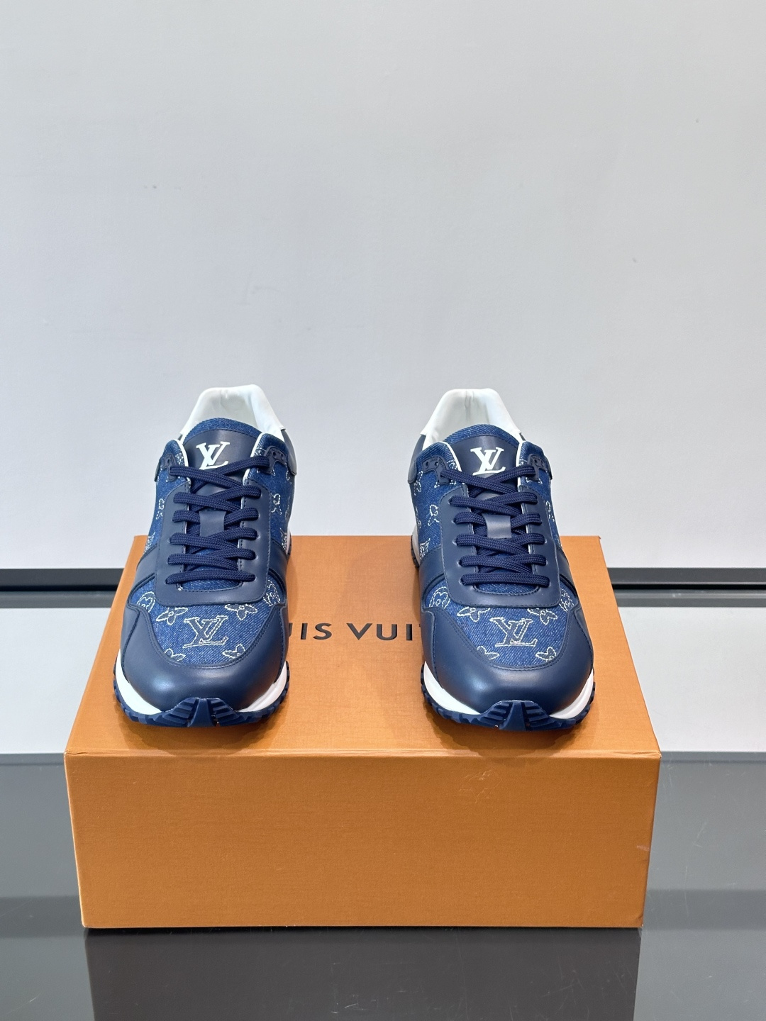 LV Run Away男士运动鞋，牛仔布+小牛皮拼接，经Monogram图案，深蓝白配色超百搭！橡胶鞋底