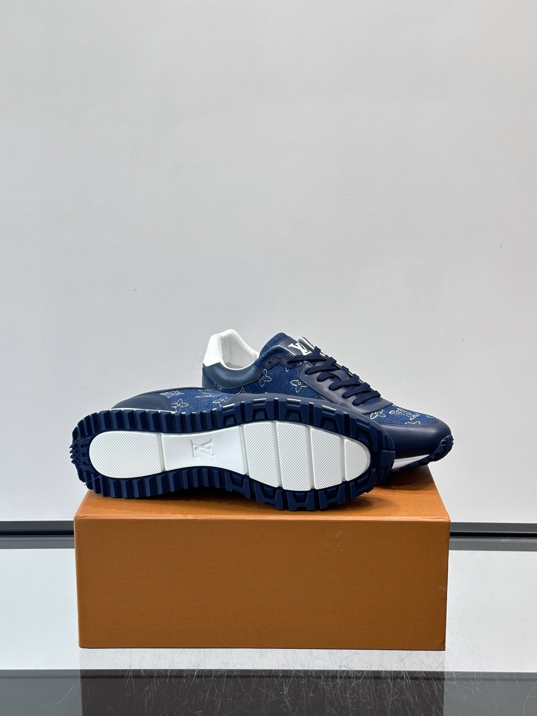 LV Run Away男士运动鞋，牛仔布+小牛皮拼接，经Monogram图案，深蓝白配色超百搭！橡胶鞋底