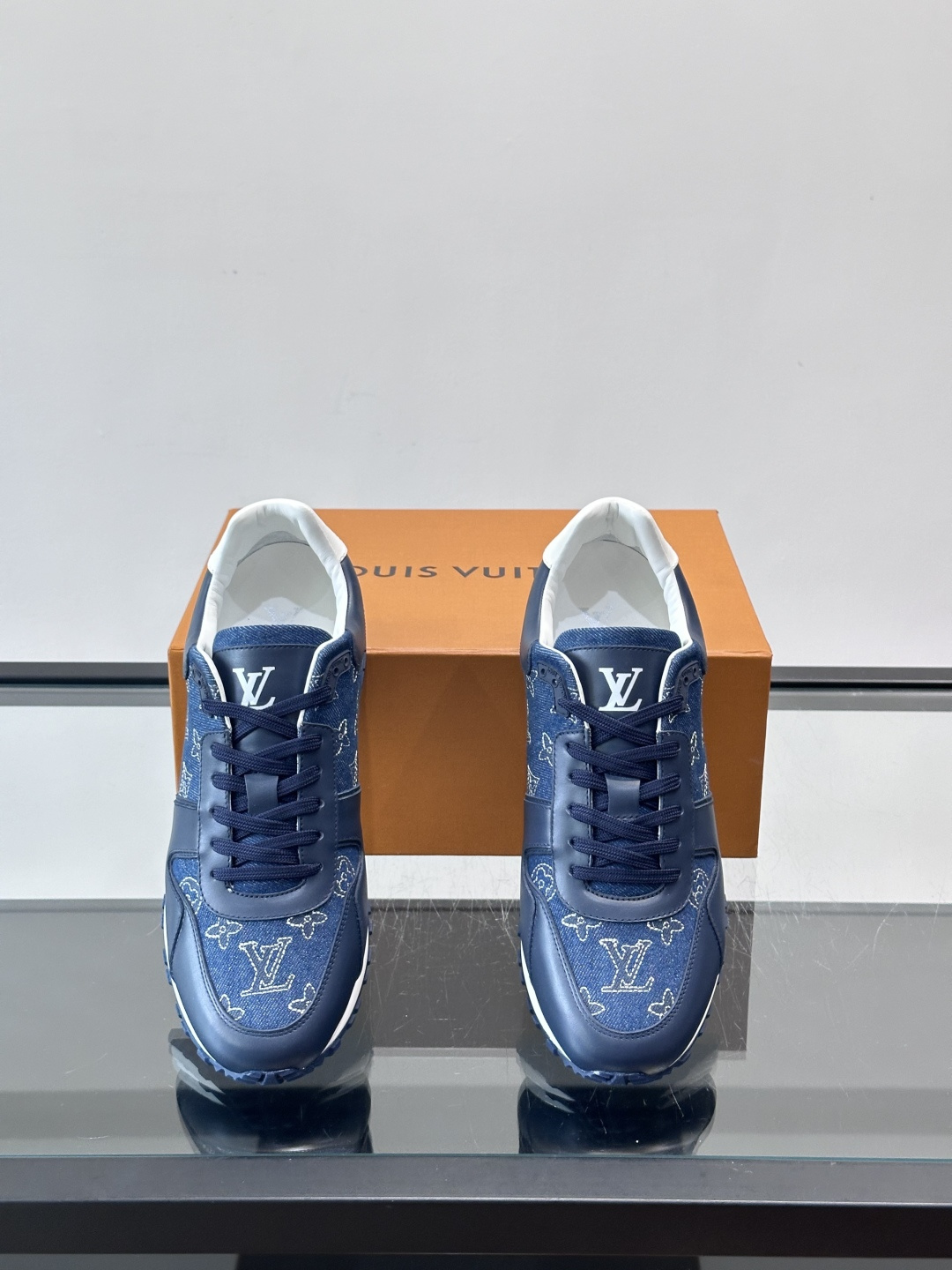 LV Run Away男士运动鞋，牛仔布+小牛皮拼接，经Monogram图案，深蓝白配色超百搭！橡胶鞋底