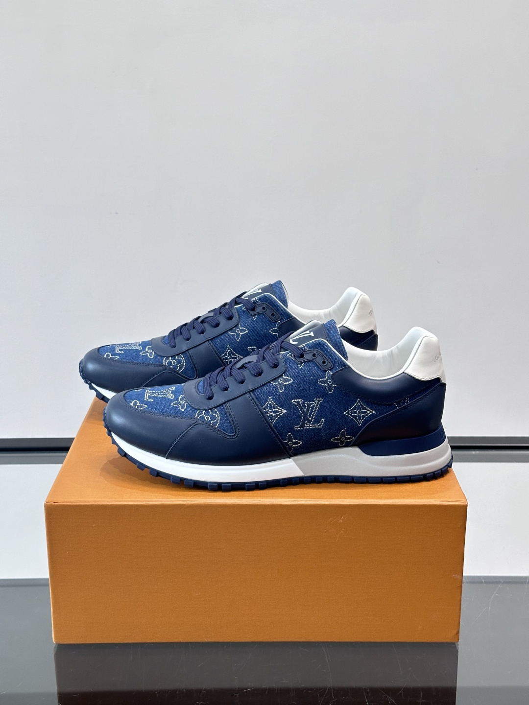 LV Run Away男士运动鞋，牛仔布+小牛皮拼接，经Monogram图案，深蓝白配色超百搭！橡胶鞋底