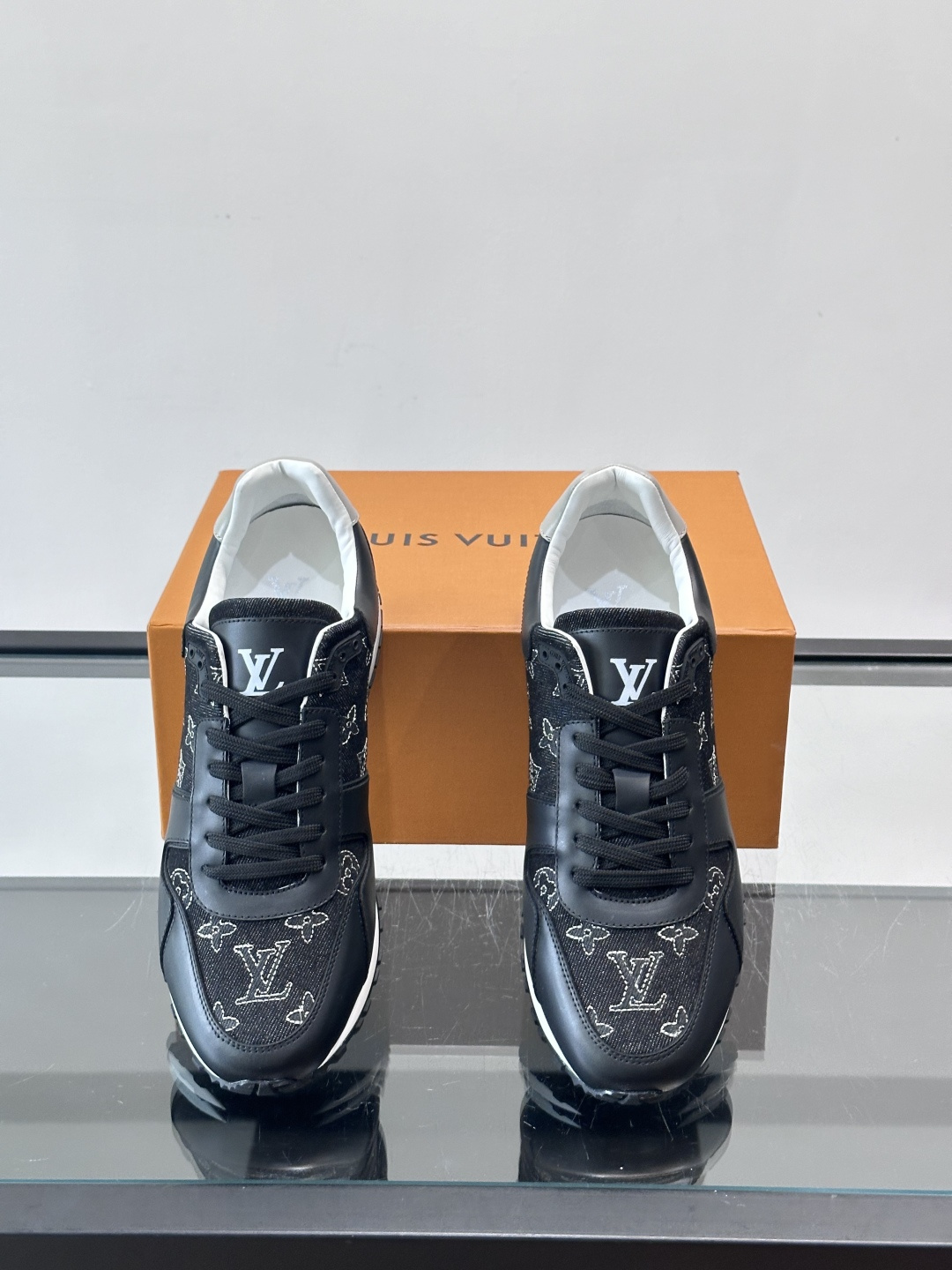 LV Run Away男士运动鞋，牛仔布+小牛皮拼接，经Monogram图案，深蓝白配色超百搭！橡胶鞋底