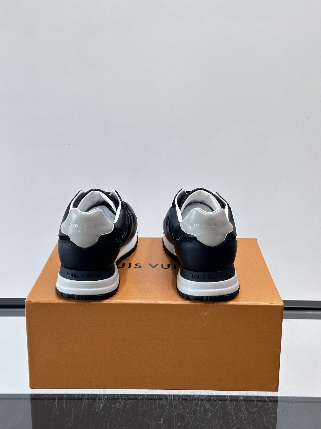 LV Run Away男士运动鞋，牛仔布+小牛皮拼接，经Monogram图案，深蓝白配色超百搭！橡胶鞋底