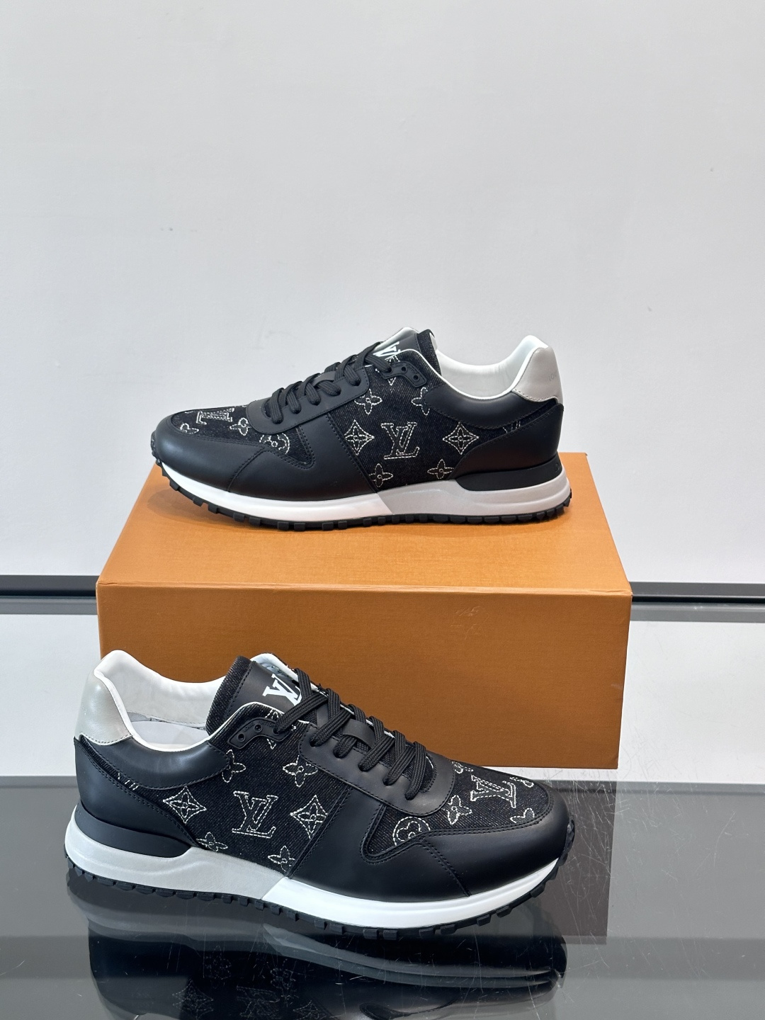 LV Run Away男士运动鞋，牛仔布+小牛皮拼接，经Monogram图案，深蓝白配色超百搭！橡胶鞋底