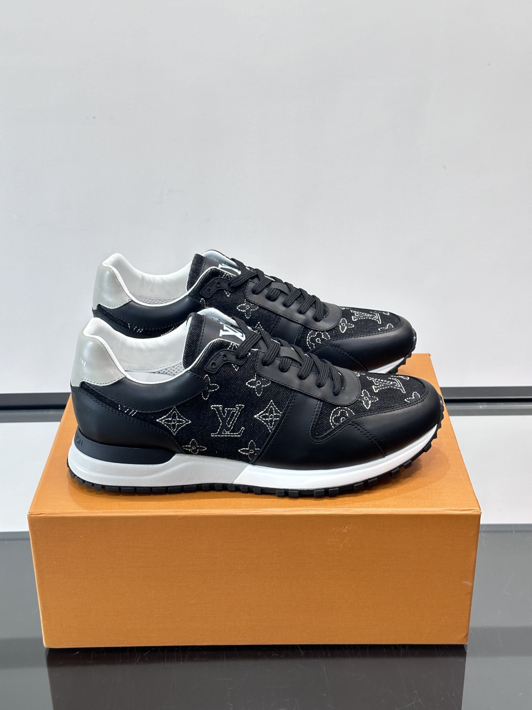 LV Run Away男士运动鞋，牛仔布+小牛皮拼接，经Monogram图案，深蓝白配色超百搭！橡胶鞋底