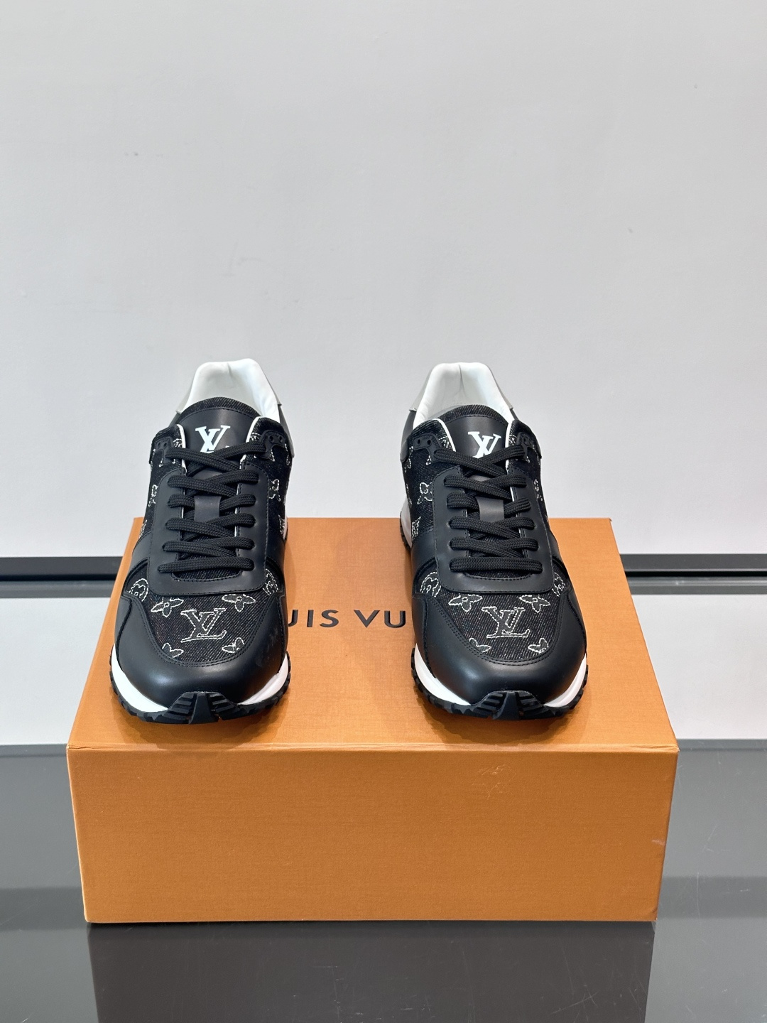 LV Run Away男士运动鞋，牛仔布+小牛皮拼接，经Monogram图案，深蓝白配色超百搭！橡胶鞋底